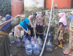 Polsek Pulomerak Salurkan Bantuan Air Bersih Kepada Masyarakat yang Kekeringan