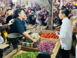 Jokowi Tinjau Harga Komoditas Pangan di Pasar Johar Karawang