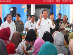 Jokowi Salurkan Bantuan Pangan kepada Masyarakat di Karawang