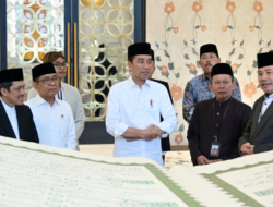 Presiden Jokowi Terima Mushaf Al-Qur’an Ukuran 2×3 Meter dari UNSIQ