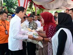 Presiden Jokowi Serahkan Bantuan Pangan Beras ke KPM di Cilegon