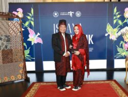 Istana Berbatik, Pj Gubernur Banten Bersama Isteri Kenalkan Batik Banten ke Presiden Jokowi