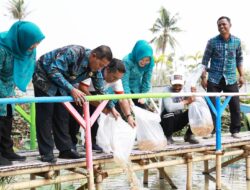 Kampanyekan Gemarikan, Pj Gubernur Banten dan Wali Kota Serang Tebar 1000 Benih Ikan Nila