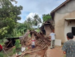 Dua Rumah Warga Cisata Terdampak Longsor