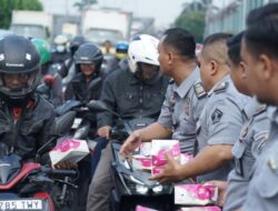 Sambut HBP Ke-60, Rutan Cipinang Menebar Kebaikan Dengan Berbagi Takjil Kepada Pengguna Jalan