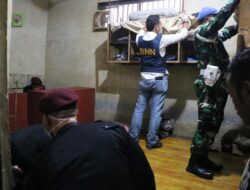 Bersama Petugas Gabungan TNI- Polri dan BNNK, Lapas Karawang Lakukan Penggeledahan Kamar Hunian 
