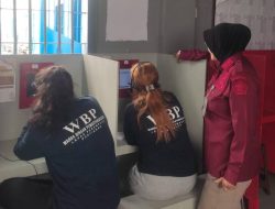 Pastikan Lapas Kondusif, Kalapas Perempuan Pontianak Tinjau Blok Hunian Bersama Kasi Minkamtib