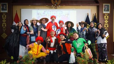 Cosplay Bareng: Petugas Kompak Dukung Costume Party English Club Lamoria