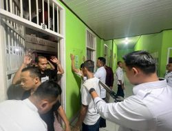 Tim Satopspatnal Lapas Kelas I Bandar Lampung Gelar Razia dan Tes Urine Warga Binaan di Blok Hunian