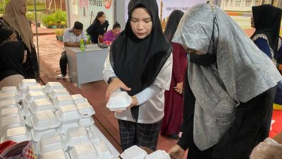 Ramadhan Penuh Berkah, Kalapas Perempuan Pontianak Berbagi Takjil kepada Keluarga Warga Binaan