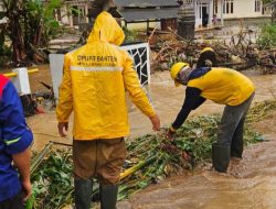 Bencana Banjir dan Longsor, Pemprov Banten Kerahkan Petugas dan Salurkan Bantuan