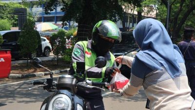 Laputara Gelar Jumat Berkah, Bagikan Paket Makanan untuk Masyarakat Sekitar