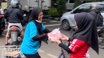 Laputara Gelar Jumat Berkah, Bagikan Puluhan Paket Makanan untuk Masyarakat Sekitar