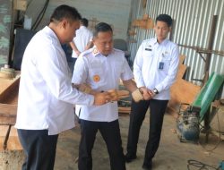 Kalapas Pemuda Madiun Tinjau Produksi Kerajinan Kayu Warga Binaan