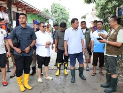 Bupati Tangerang Tinjau Banjir di Taman Cikande, Serahkan Bantuan hingga Masak Bersama Warga